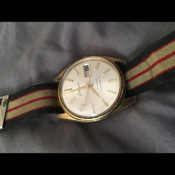 Endura vintage watch still runs this one is nice - Picture 4 of 7
